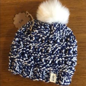 Detailed Patterned Crochet Navy/White Hat W/PomPom
